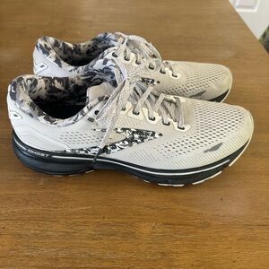 Brooks Ghost 15 White and Black Sneakers